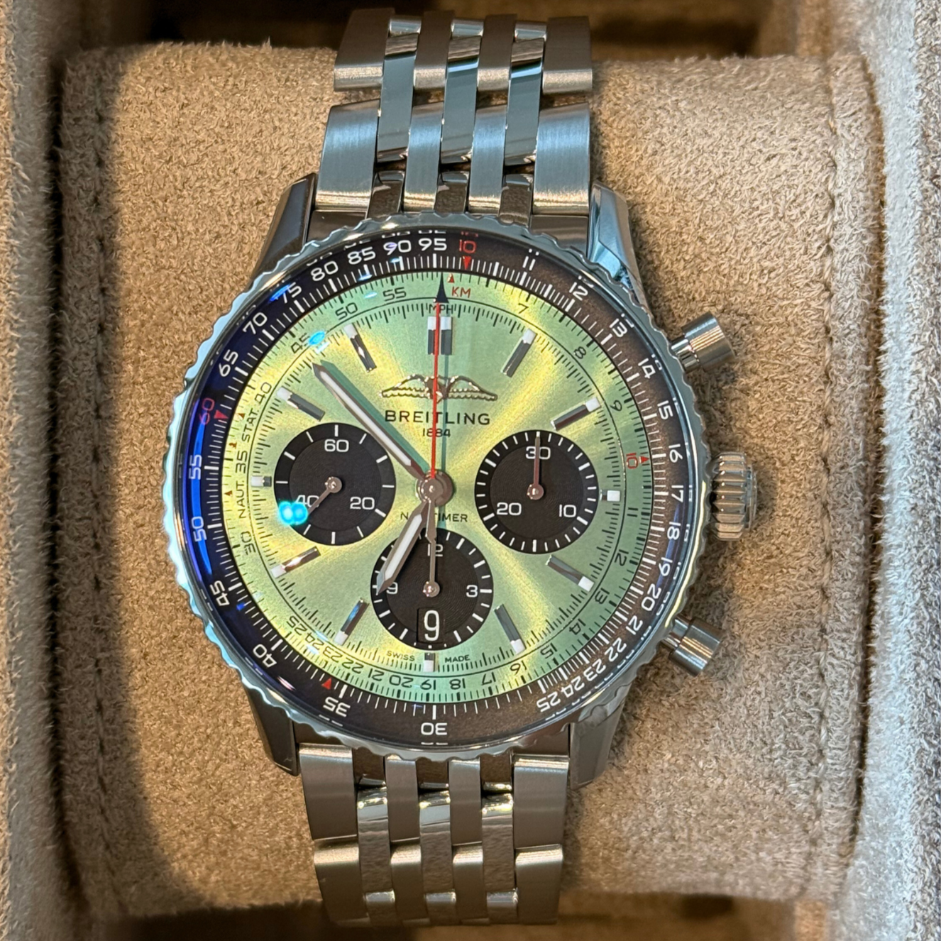 Navitimer B01 Chronograph 43 Mint Green, AB0138241L1A1