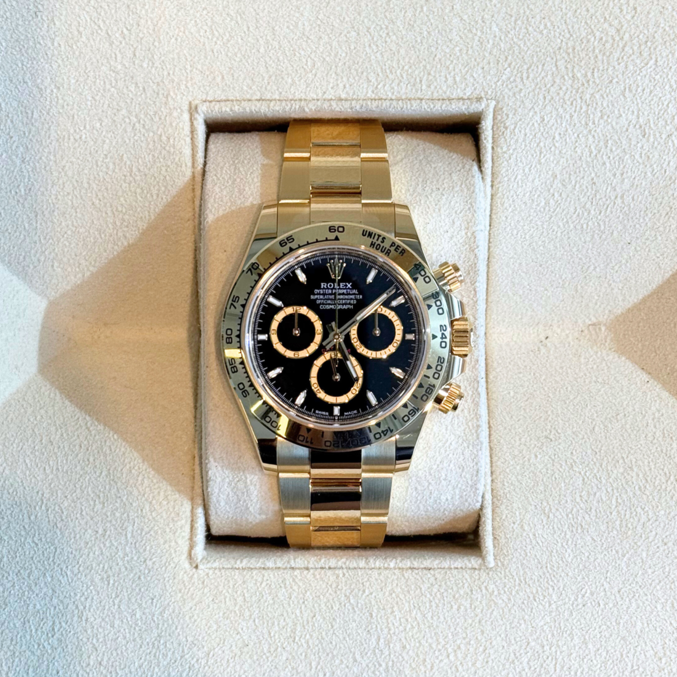 Cosmograph Daytona Black, Yellow gold, 126508