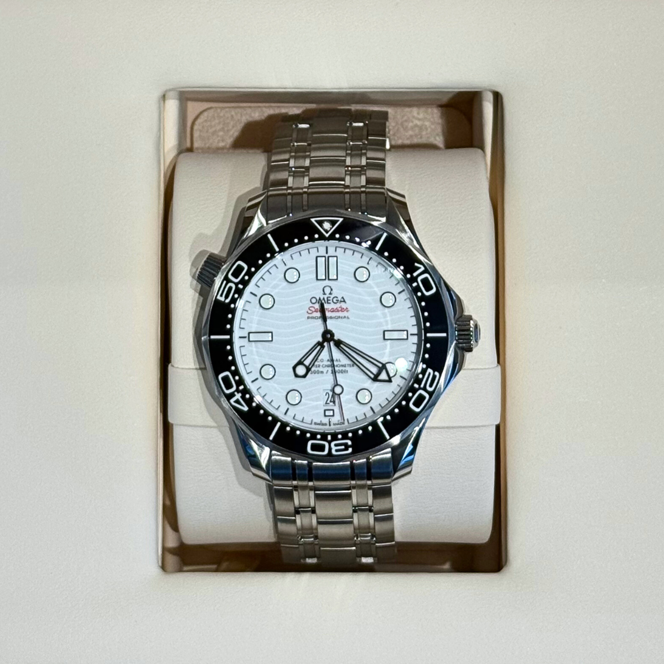 Seamaster Diver 300M 42mm, Steel on steel, 210.30.42.20.04.001