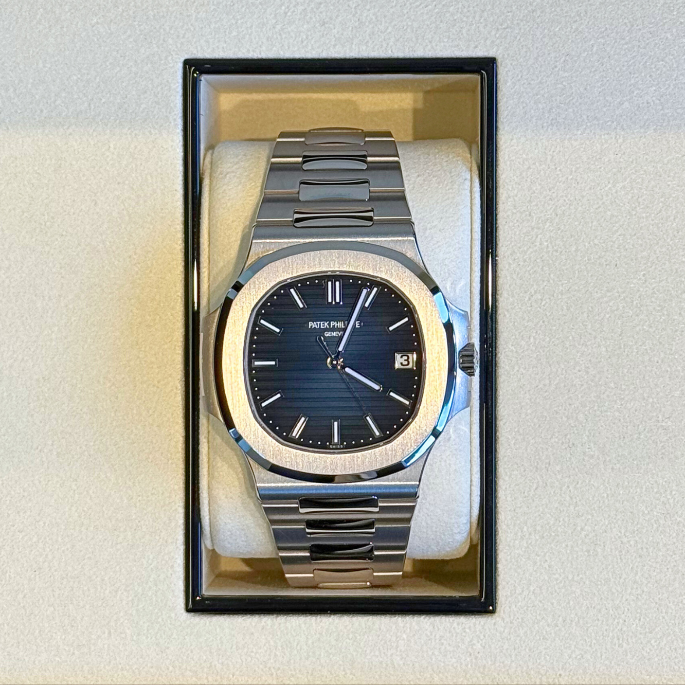 Nautilus Blue with black-gradient rim, White Gold, 5811/1G-001