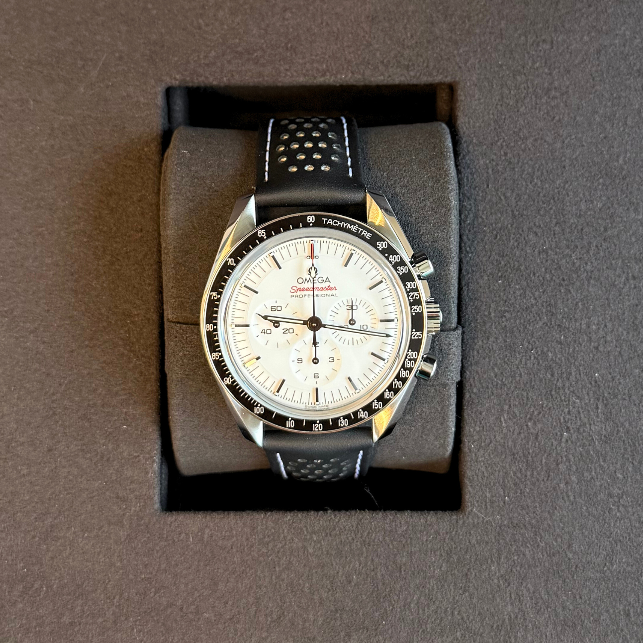 Speedmaster Moonwatch Professional White, Steel on leather strap, 310.32.42.50.04.002