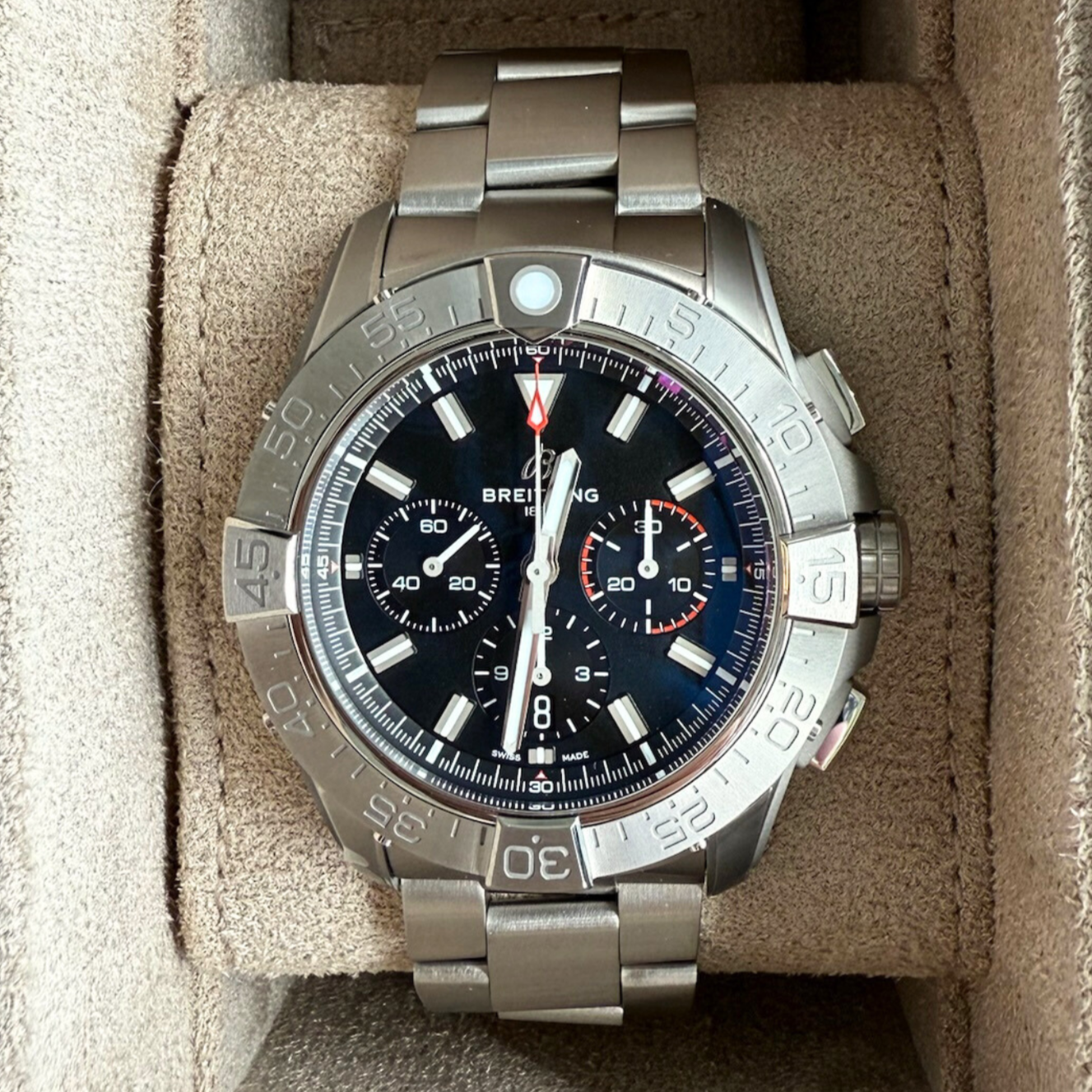 Super Avenger B01 Chronograph 46, EB0148101B1E1