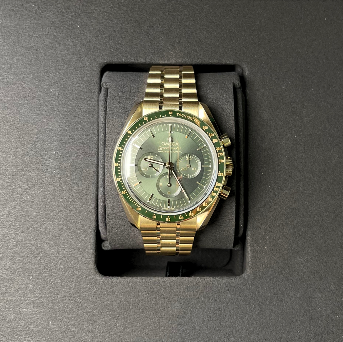 Speedmaster Moonwatch Professional Sapphire Green, Yellow Gold, 310.60.42.50.10.001
