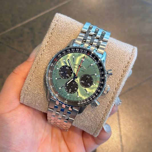 Navitimer B01 Chronograph 43 Mint Green, AB0138241L1A1