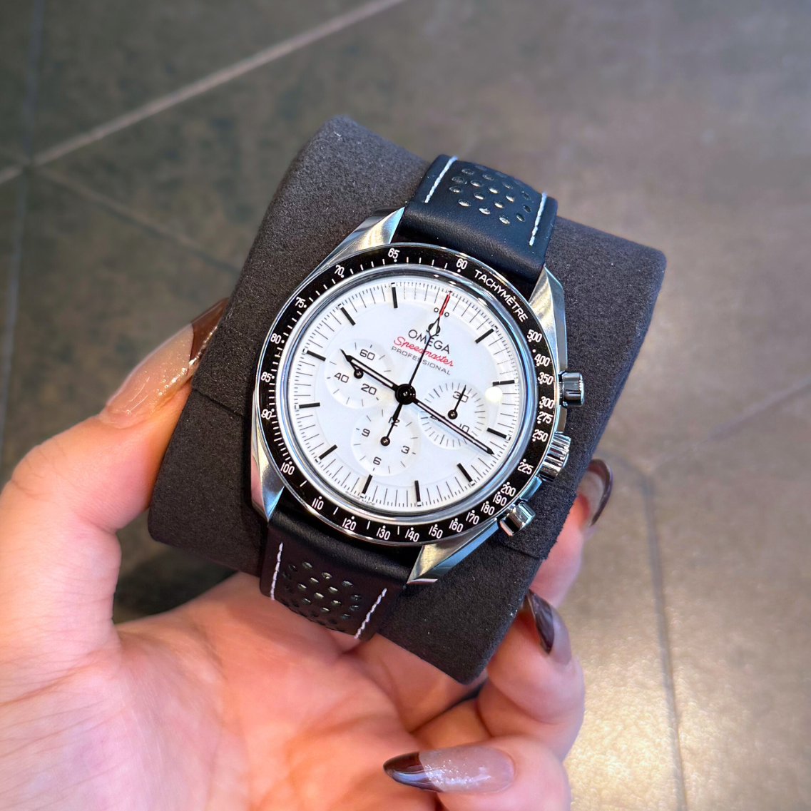 Speedmaster Moonwatch Professional White, Steel on leather strap, 310.32.42.50.04.002
