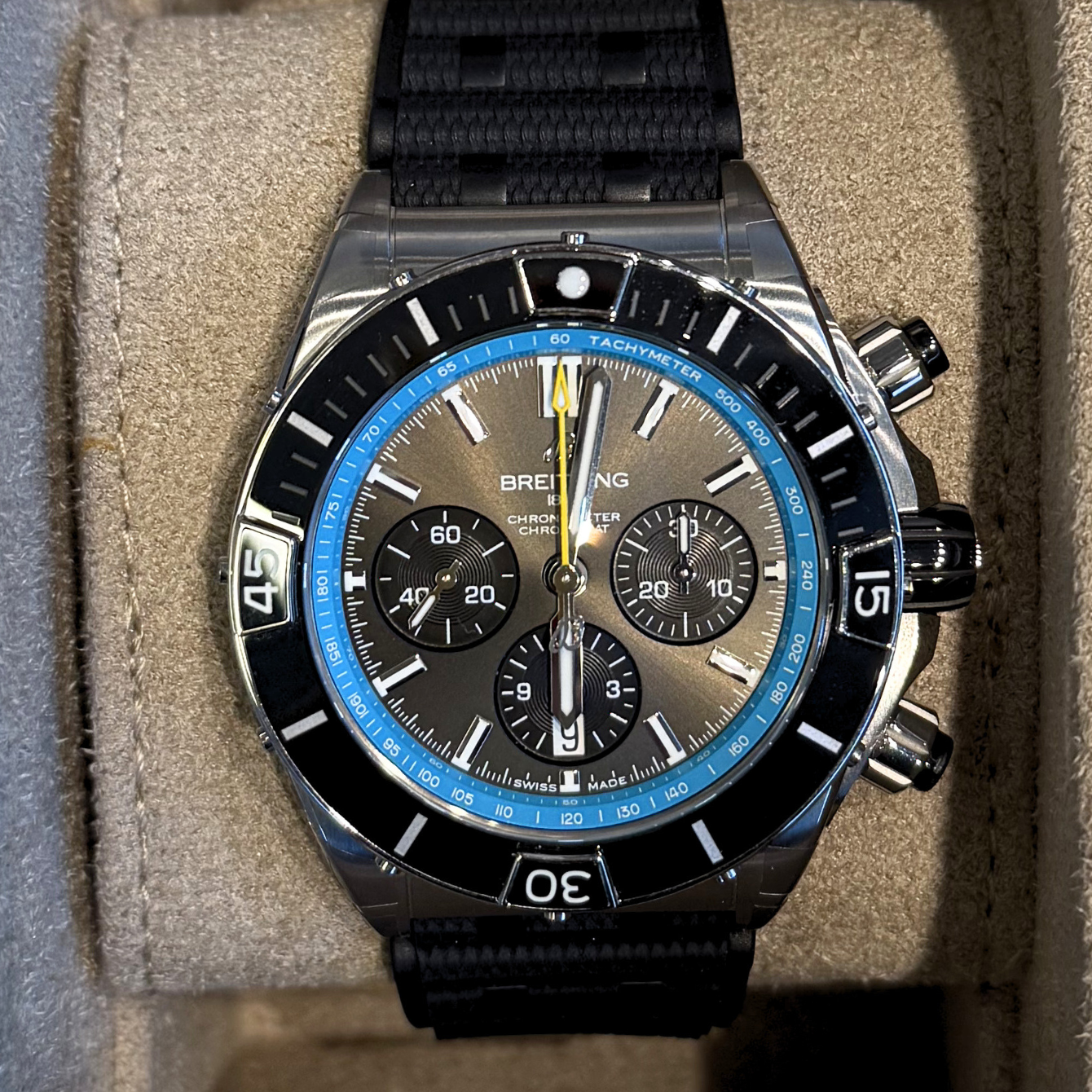 Super Chronomat B01 44, AB01366A1B1S1